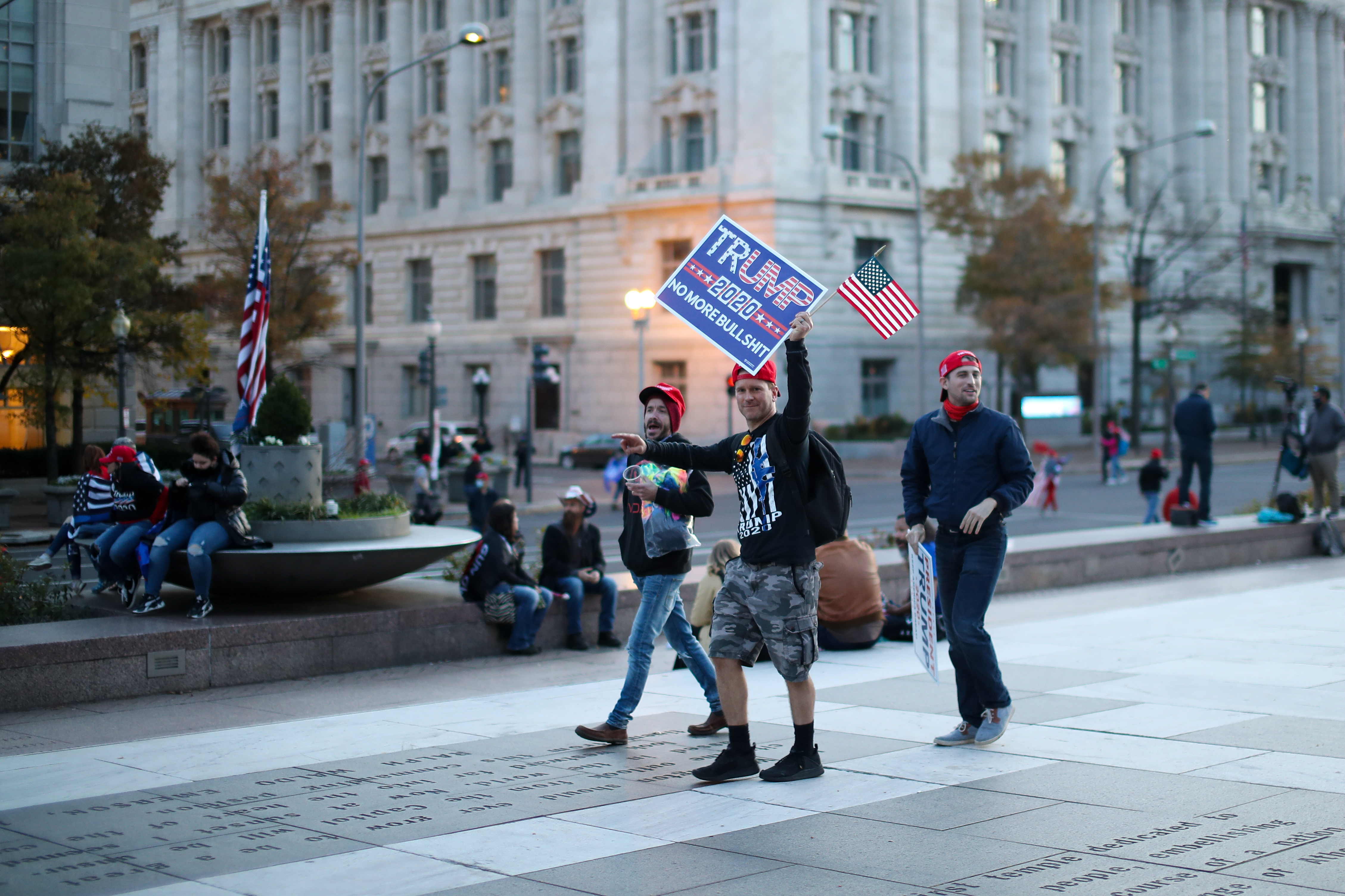  بەوێنە و ڤیدیۆ.. خۆپیشاندانی لایەنگرانی ترەمپ لە واشنتن 